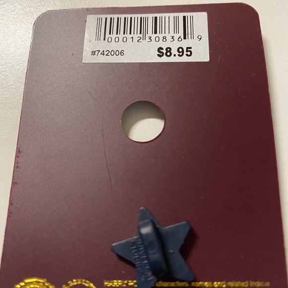 The Wizarding World of Harry Potter Gryffindor Flag Pin New - Picture 9 of 10